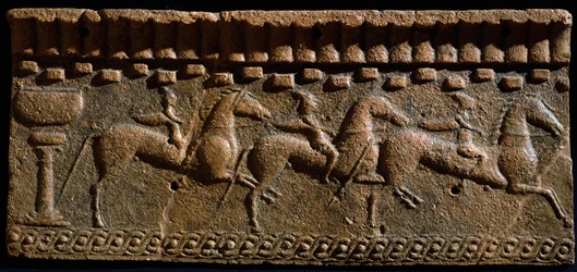 Etruszk művészet: lovagok frízdekorációja egy murlói építészeti együttesből. Kr.e. 6. század. Murlo, Antiquarium Municipal, Olaszország