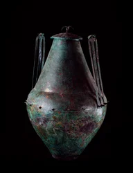 Etruszk civilizáció: bikónikus bronzváza dupla fogantyúval és fedővel a vulci bronztartály sírjából, ie 680-670
