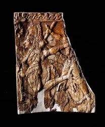Etruszk civilizáció: Geryon ábrázolásának elefántcsontlemez decoree - Montefortini domborulatából, Comeana, Olaszország - Kr.e. 7. század Mérete 10x8,1 cm Firenze, Museo Archeologico, inv 194662