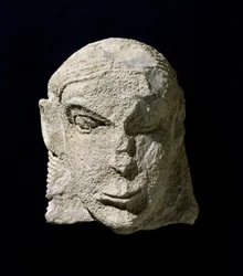 Etruszk civilizáció: mészkő női fej. Kr.e. 650 kb. A Pietrera di Vetulonia tumulusából. Firenze, Régészeti Múzeum