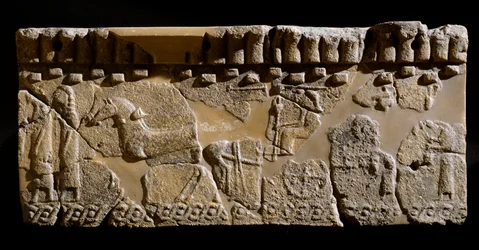 Etruszk civilizáció: egy kortezs terrakotta fríz-dekorációja. Kr.e. 6. század. A 2. Murlo-palotából. Homályos. 24x39 cm Murlo, Antiquarium Comunale