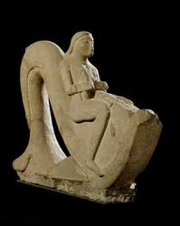Etruszk civilizáció: delfinen lovagló fiatalember. Kőszobor, Kr. e. 550. Magassága 82 cm. Róma, Museo Nazionale di Villa Giulia