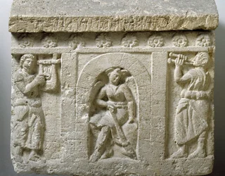 Etruszk művészet: „Lasa, a Halál szelleme a Pokol bejáratánál”. Egy chiusi urna lapos domborműve. Kr. e. 3. vagy 2. század. Palermo, Museo Archeologico Nazionale