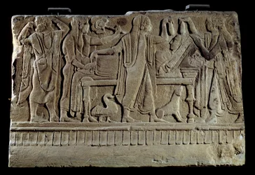 Etruszk ókor: temetési cippe emléktáblája. Kiállítás az elhunytról a temetési ágyán. Párizs, Musee du Louvre