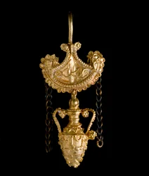 Etruszk művészet: arany fülbevaló. Kr.e. 3. század. Cerveteritől. Homályos. 3,4 cm Róma, Museo di Villa Giulia