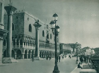 A Dózsa-palota fő homlokzata Riva degli Schiavonival, Velence, Olaszország, 1927