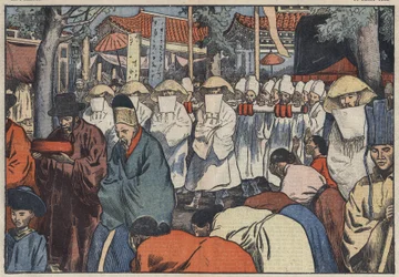 Korea egykori császárának, Yi hercegnek a temetése. A szöuli palota ajtajánál látható a katafalk, miközben az Aigók vagy „Cereers Coreens” siránkoznak a herceg halálán. Szöul, Korea. Damblans illusztráció. A júliusi „” Le Pelerin”-ben