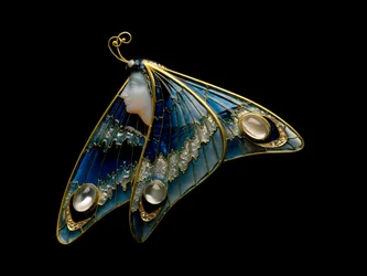 Szecesszió: arany bross, áttetsző zománc, opál, holdkő és gyémánt pillangónő alakjában. Eugene Feuillatre műhelye (1870-1916). 1900, Parma, magángyűjtemény - szecesszió: arany, áttetsző zománc, opál, holdkő és gyémánt, pillangó