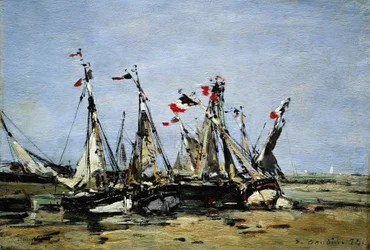Trouville (Franciaország), várakozás a dagályra, halászhajók a parton, francia zászlókkal díszítve, az 1789-es francia forradalomra emlékezve.