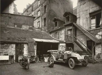 Udvar, rue de Valence