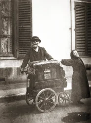 Orgonajátékos, 1898-99 körül (zselatin ezüst nyomat)