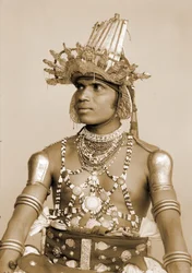 Egy Srí Lanka-i táncos portréja dombornyomott ezüstsisakkal, 1890 körül