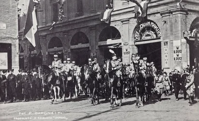"Duce" album: Benito Mussolini lóháton parádézik Ferrara utcáin (f/w fotó)