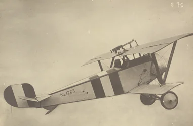 [Egy repülő Nieuport 17 (repülőgép) profilja]