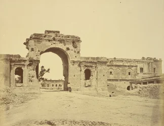 A rezidenciába vezető átjáró, általában a Bailee Guard Gate, amelyet R.H.M. alezredes tart. Aitken, a 13. bengáli bennszülött