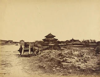 A pekingi fal tetején a kínai ágyúk, amelyek a mi ütegeink ellen irányulnak, 1860. október 14.