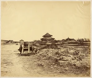 [Az 1860. október 14-én birtokba vett pekingi fal teteje, amely a kínai ágyúkat mutatja a mi ütegeink ellen irányítva]