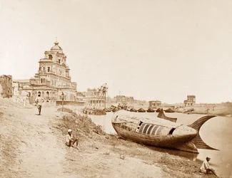 Kilátás a Chattar Manzil palotára a király hajójával a Gumti folyón, Lucknow, az indiai lázadás idején, 1858