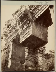 Baalbek, a Jupiter-templom kapuja az oszlop előtt