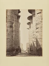 Karnak. A hiposztil csarnok központi sugárútja, Egyiptom
