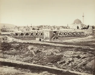 Panorámás kilátás egy lakott területre egy mecsettel, Izraelben