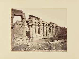 Philae. Ízisz oszlopcsarnoka, az obeliszk felől fényképezve (Egyiptom)
