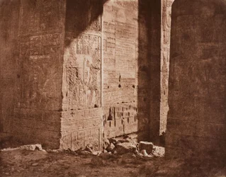 Első oszloposzlop – francia felirat faragott a keleti nyúlványra a H pontnál, Fila szigetén (Philae)