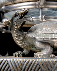 Egy francia „Japonisme” ezüstözött bronz akvárium és talapzat, Ferdinand Barbedienne, Édouard Lièvre terve, 1880 körül (ezüstös bronz)