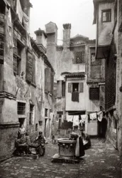 Egy épületekkel körülvett udvar Velencében, 1880 körül