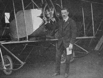 Az egyik legjobb oktató: Lewis WF Turner egy Caudron gyakorló kétfedelű repülőgép mellett, 1913 1934
