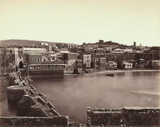 Panorámás kilátás egy városra Izraelben