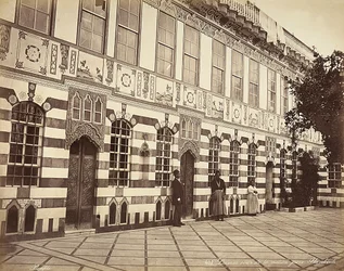 Egy zsidó ház udvara a szíriai Stambouliban, három háziasszony látható az épület falai mellett