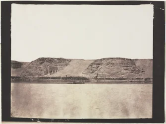 Az alapkőzetbe vájt műemlékek általános képe Dahabieh fotósokkal. Abu Simbel, 1851-1852.