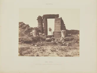 Karnak (Théba). Első pilon - A kapu és a kolosszusok romjai, az E pont felől nézve.