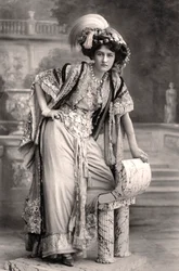 Elizabeth Firth, színésznő, 1908.