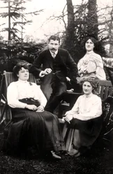 Zena 1887-1975 és Phyllis Dare 1890-1975 angol színésznők szüleikkel, 1906.