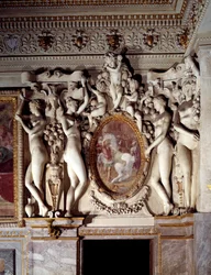 Építészet: Anne de Pisseleu, Étampes hercegnéje (1508-1580), I. Ferenc kegyencnőjének szobája a Fontainebleau-i kastélyban, amelyet Királyi lépcsőként ismernek. Készítette Francesco Primaticcio, más néven Le Primatice (1504-1570), 1541, Fontainebleau.
