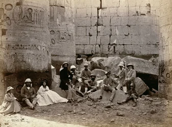 Csoportkép az Oszlopok termében, Karnak, Théba, 1862
