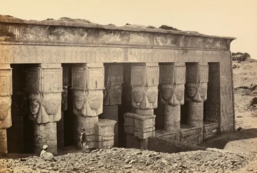 "Egyiptom és Palesztina": a római kori Hathor istennőnek szentelt templom pronaoszának homlokzata Dandarában, Felső-Egyiptomban