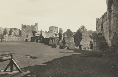 A walesi Manorbier kastély udvara