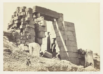 A gránitpylon, Théba