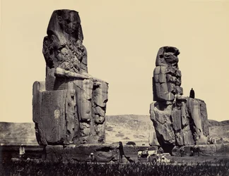 A síkság szobrai, Théba