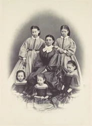 [Egy ülő nő portréja, öt lánnyal körülvéve, ülve és állva], 1850-60-as évek.