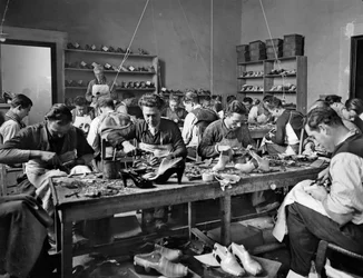 Kézművesek dolgoznak Ferragamo lábbelitervező és -gyártó műtermében a Palazzo Feroniban, Firenzében, 1937 (üvegtábla)