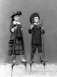 Romualdo Alinaris gyerekek, Adele és Arturo, gólyalábasokon, Firenze, 1875 körül (üvegtábla)