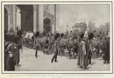 Viktória királynő utolsó haladása Londonon keresztül, a koporsót hordozó fegyveres kocsi áthalad a márványíven