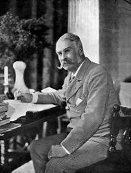 Sir William Schwenck Gilbert 1836-1911, angol drámaíró és humorista, 1911-1912.