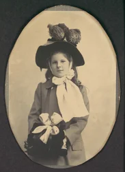 [Sétálóruhás lány kalappal és muffal], 1890-es évek.