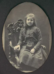 [Ringlets lány, ülő, háromnegyed hosszú], 1890-es évek.