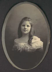 [Lány, fehér vállruhás], 1890-es évek.